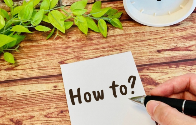 対処法を「How to?」でやり方を淡らしている写真。
メモ帳に「How to?」と書かれている。