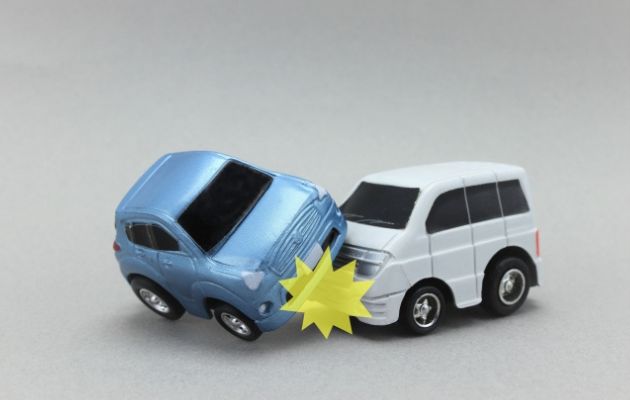 車のおもちゃで衝突している様子の写真