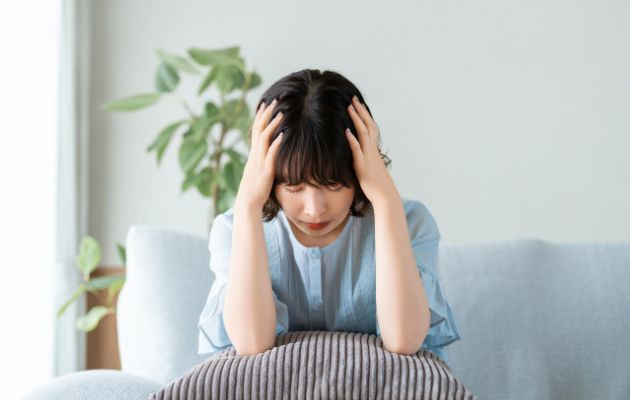 過失割合と賠償賠償の受け取り金額について感気ている女性の写真
