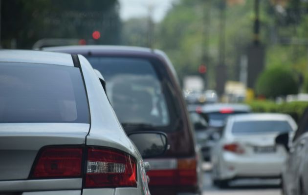 色々な車種の車が走っているシーンを後から撮影した写真