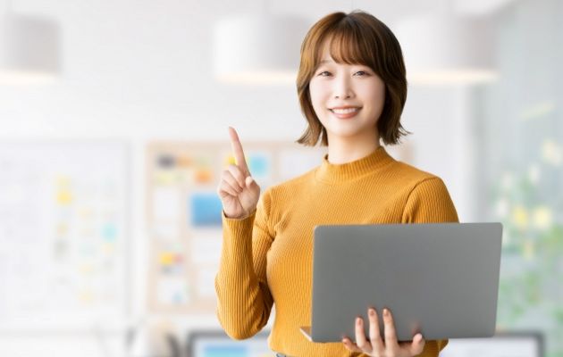 パソコン片手に金額の目安を説明している女性の写真