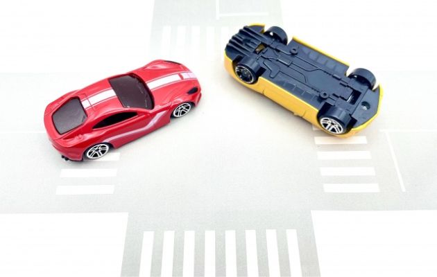 自動車が事故をした様子を表している写真