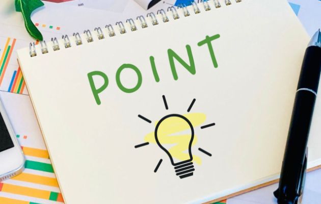 ノートに「POINT」と書かれており、その下に電球が光っている絵が書かれている写真