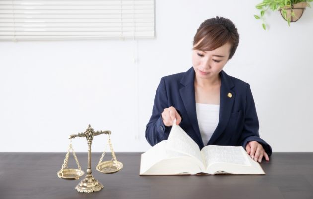 女性弁護士が調べ物をしている様子の写真