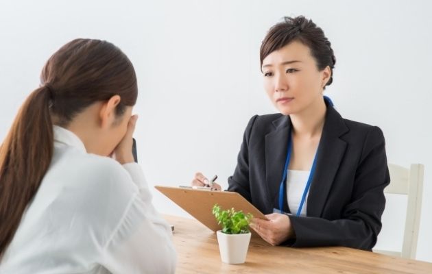 女性弁護士に相談している様子の写真