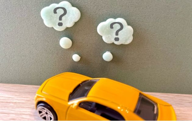 おもちゃの車から「?」マークが吹き出しで2つ出ている写真