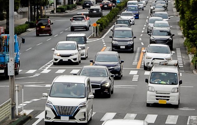 自動車が道路を走っている写真