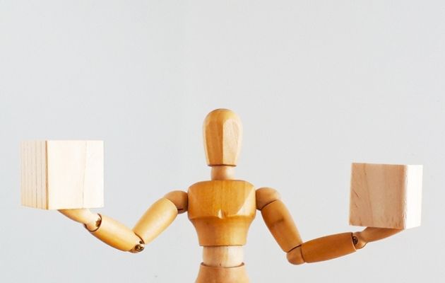 木で出来た人形が両手に積み木を持って違いを表している写真